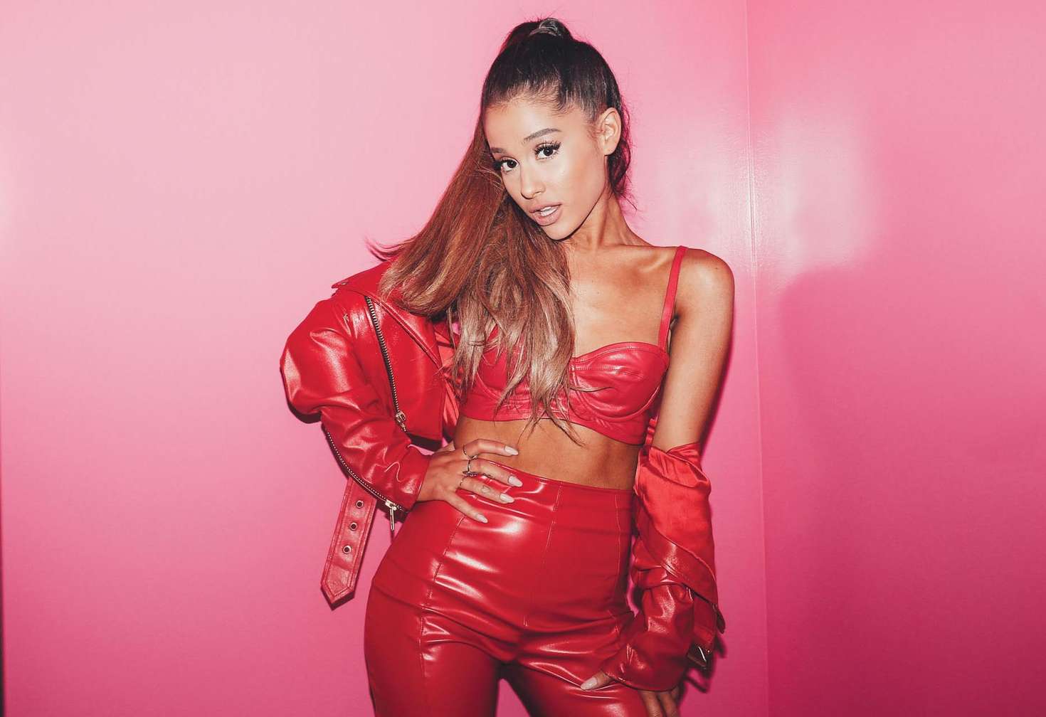 outfit thể thao của Ariana Grande 0012