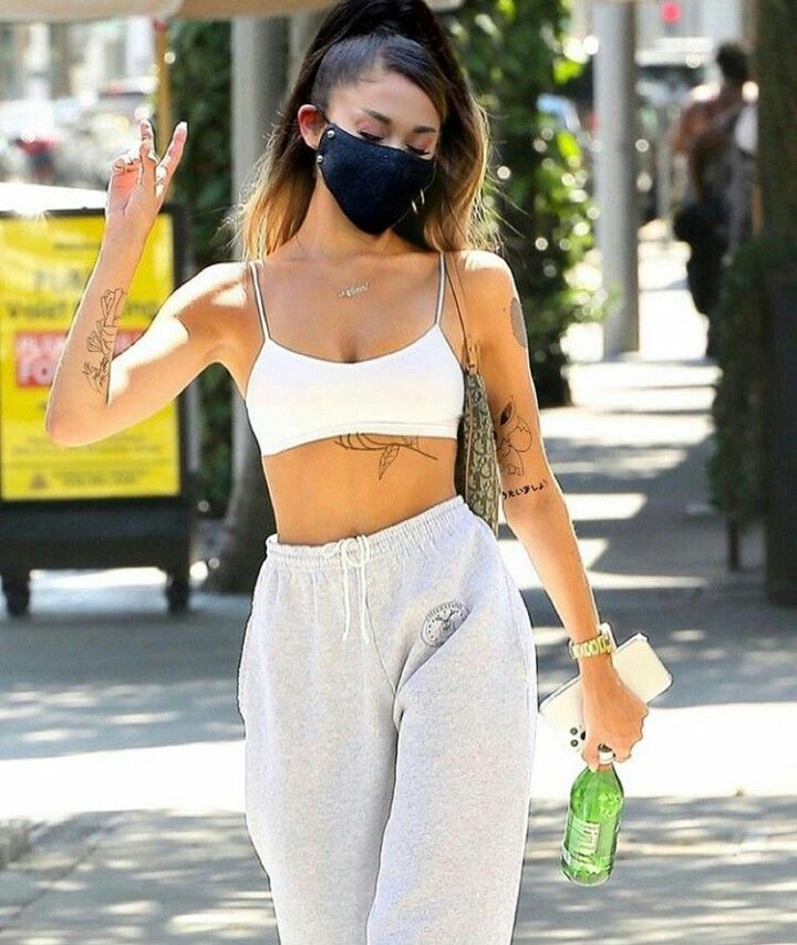 outfit thể thao của Ariana Grande 0017