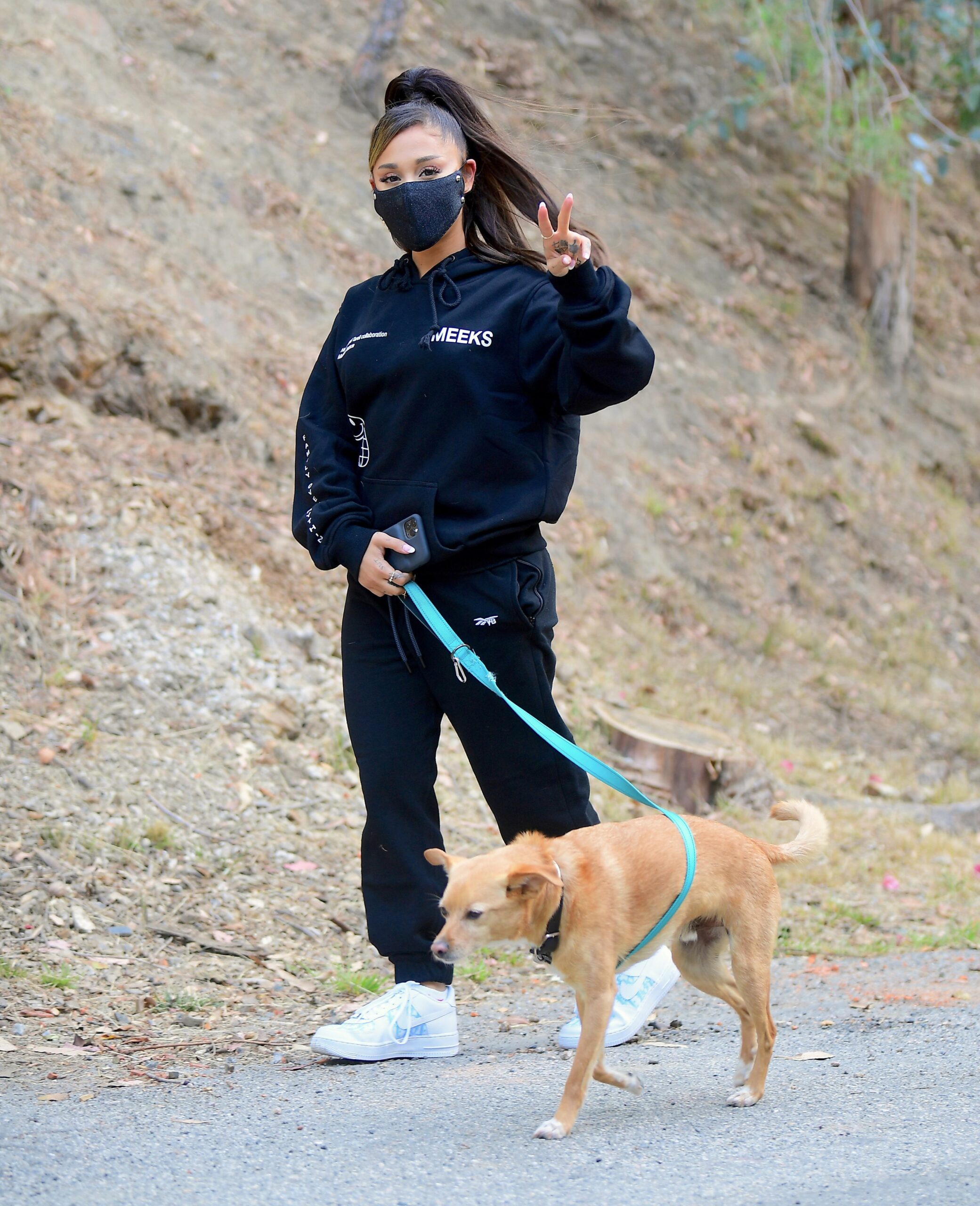outfit thể thao của Ariana Grande 0022