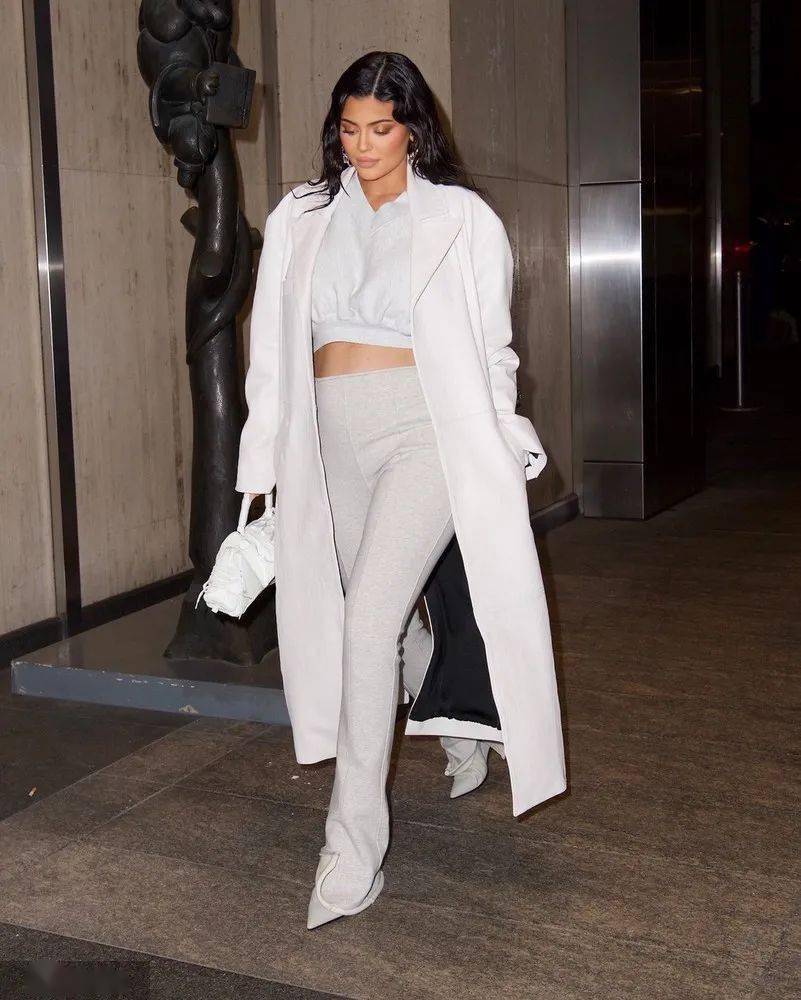 outfit thể thao của Ariana Grande 0042