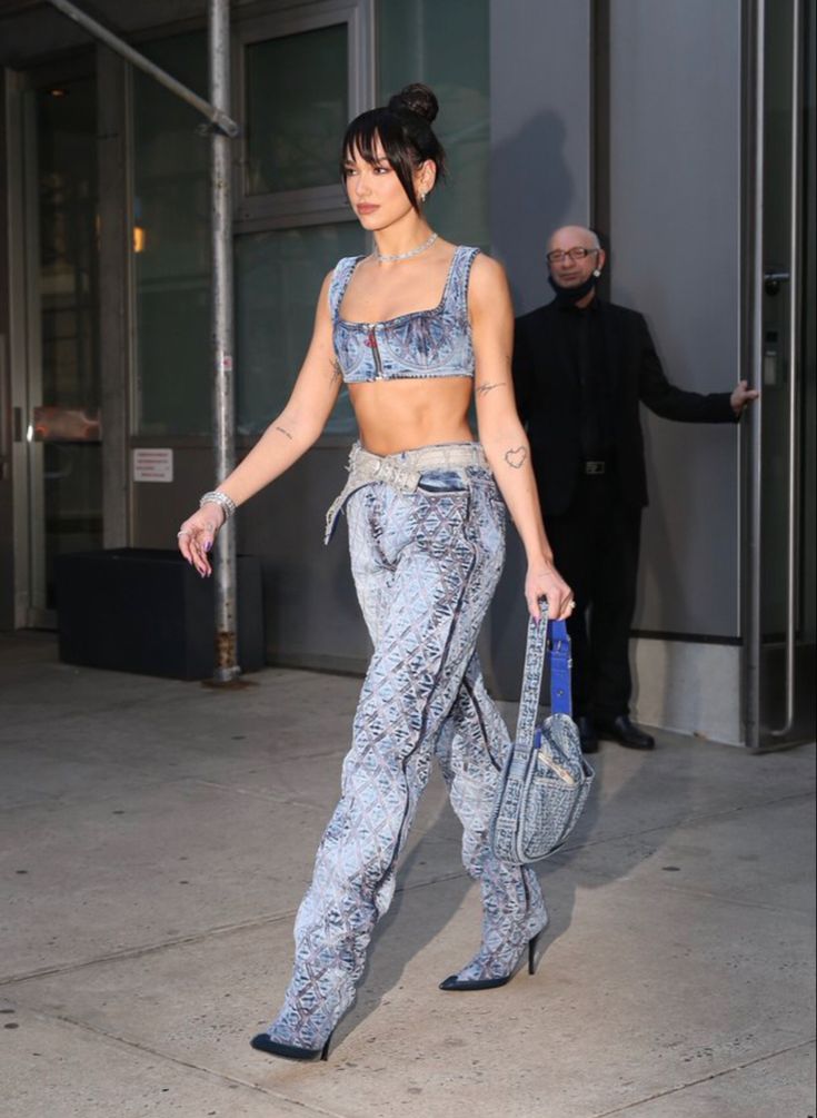 outfit thể thao của Dua Lipa 0017