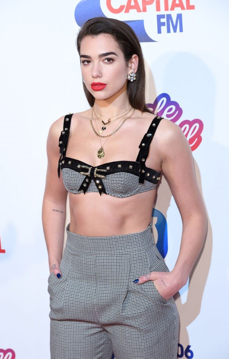 outfit thể thao của Dua Lipa 0021