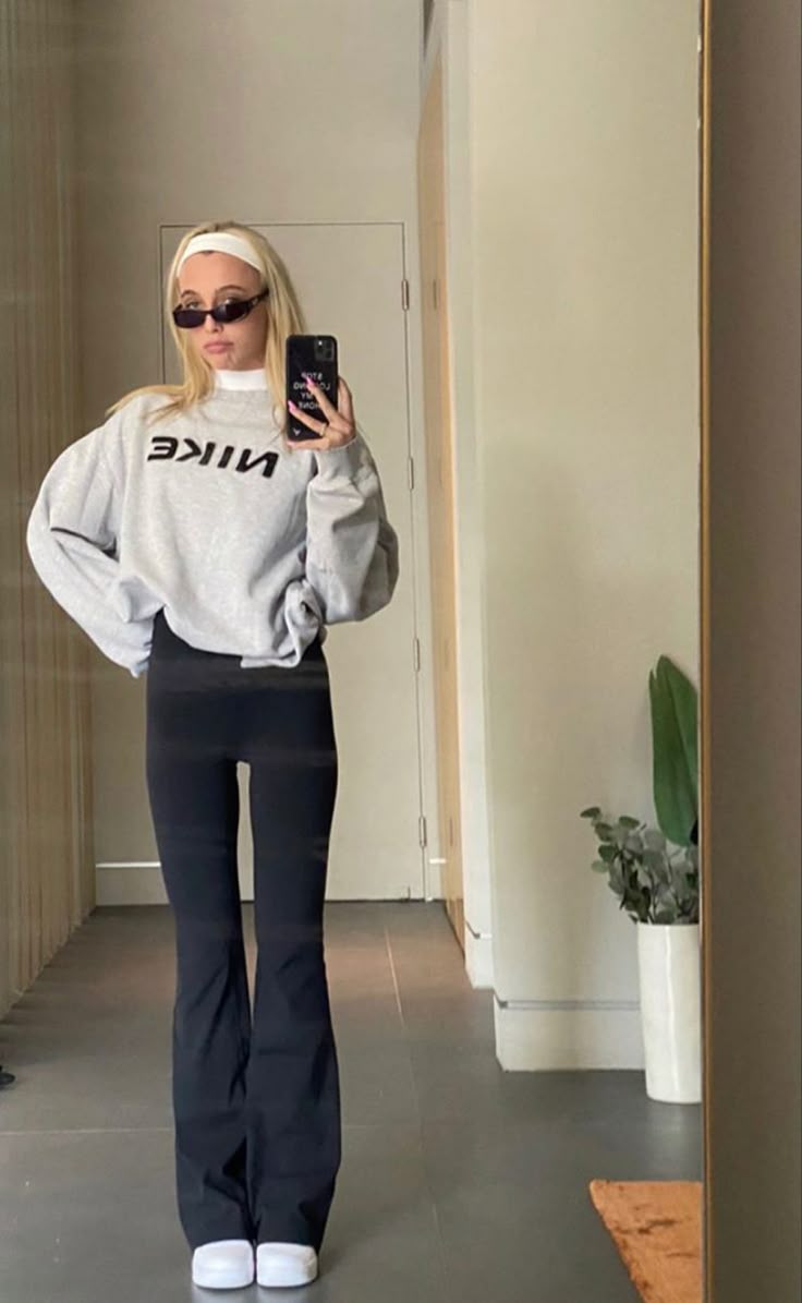 outfit thể thao của Emma Chamberlain