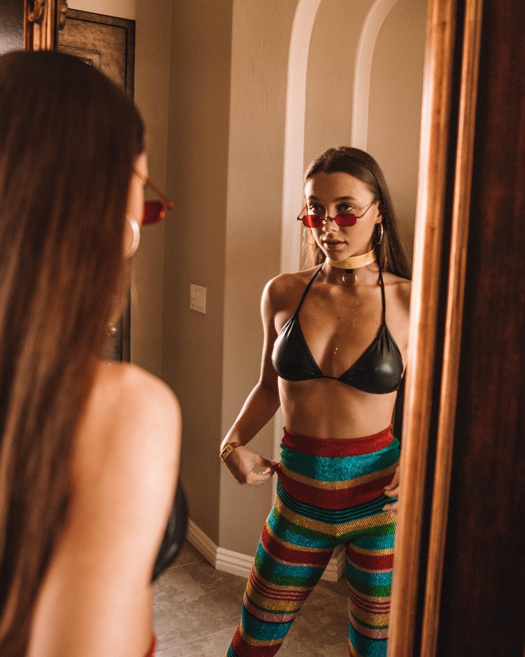 outfit thể thao của Emma Chamberlain 0010