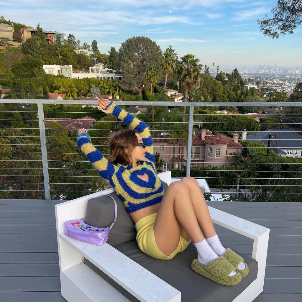 outfit thể thao của Emma Chamberlain 0032