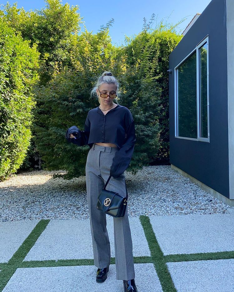 outfit thể thao của Emma Chamberlain 0047