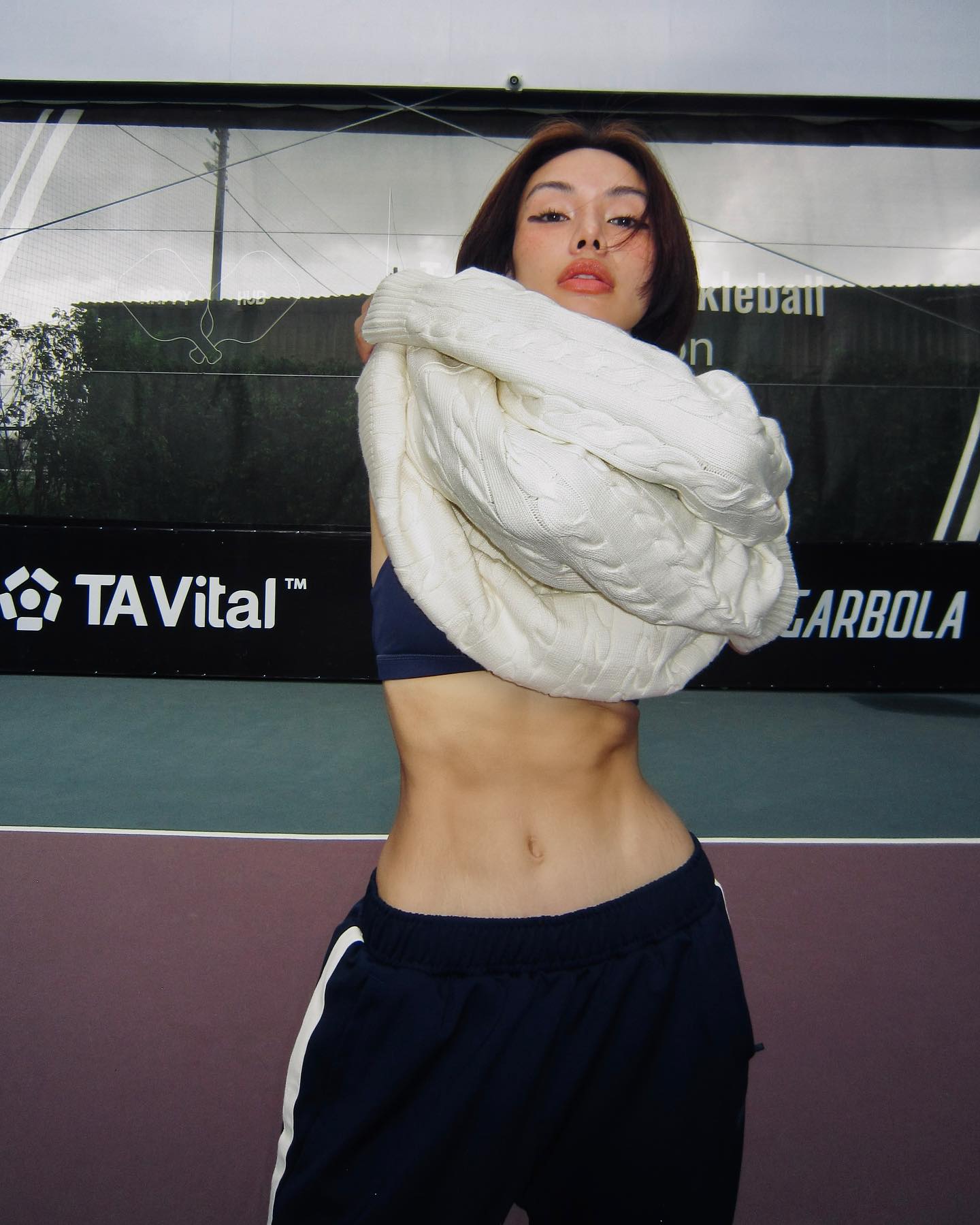 outfit thể thao của Kendall Jenner 0045