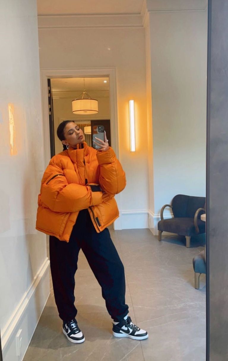 outfit thể thao của Kylie Jenner 0037