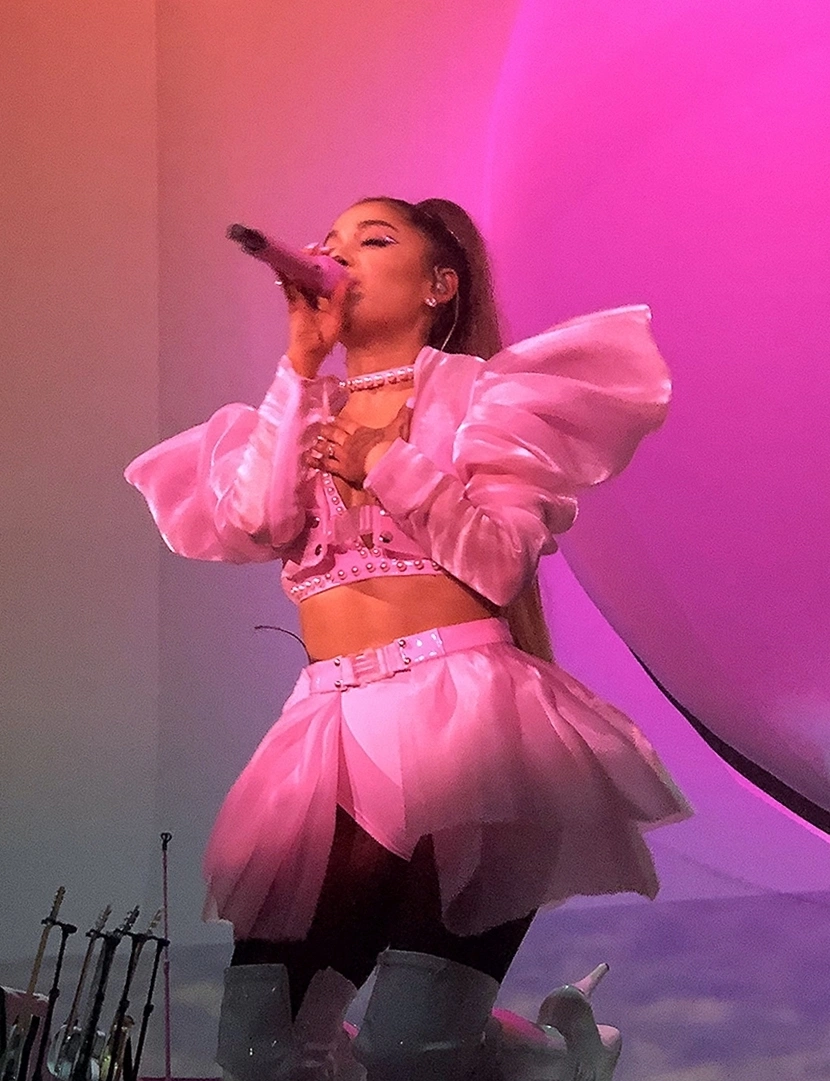outfit thể thao của Ariana Grande