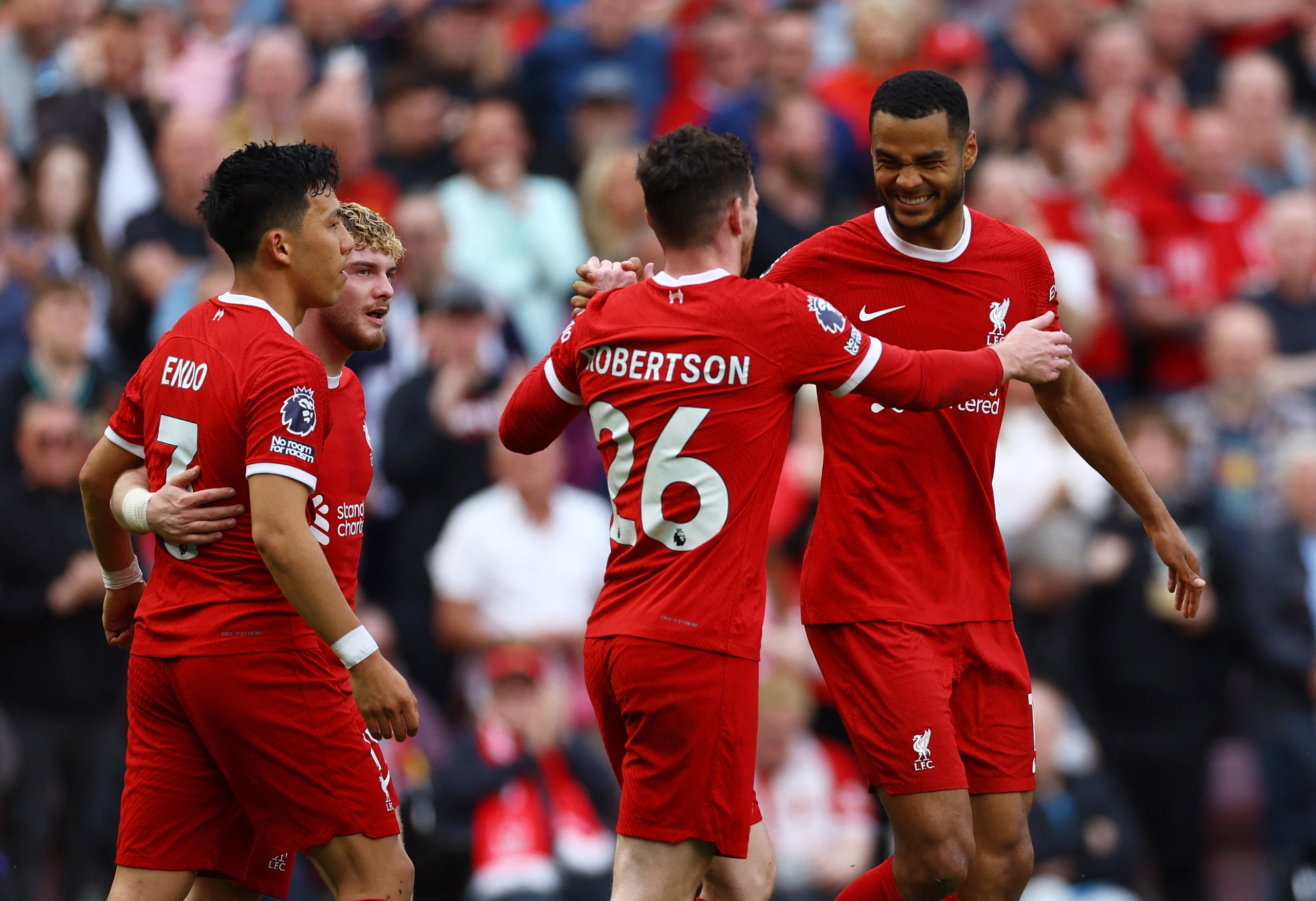 thời trang Andy Robertson 0024