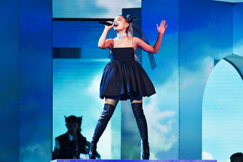 outfit thể thao của Ariana Grande