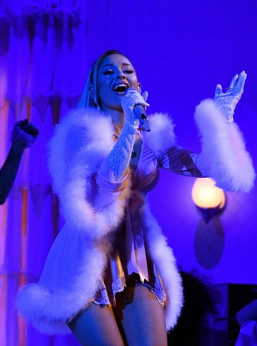 outfit thể thao của Ariana Grande